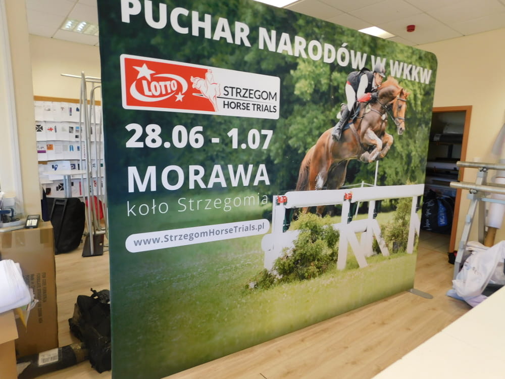 Zakupiona w sklepie Retio.pl ścianka reklamowa z wydrukiem reklamowym